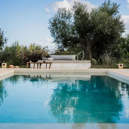Dom wakacyjny Td Trullo Lumina Boutique Luxury Trulli With Pool